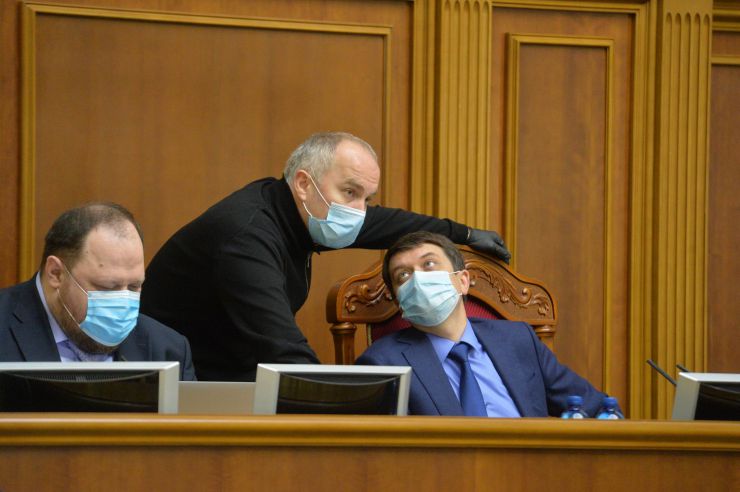 Ранкове пленарне засідання Верховної Ради України.
   
Голова Верховної Ради України Дмитро Разумков відкрив ранкове пленарне засідання. 
Д.Разумков звернувся до народних депутатів з проханням дотримуватися карантинних заходів у сесійній залі. 

Головуючий надав слово для виступу Заступнику Голови Верховної Ради України Олені Кондратюк. На початку виступу Олена Кондратюк звернула увагу на відсутність у сесійній залі однієї з депутатських фракцій - фракції «Батьківщина», яка відсутня через підтвердження у одного з членів фракції наявності симптомів коноравірусу.
Шуфрич
