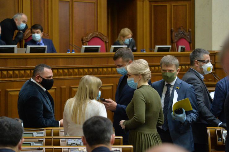 Ранкове пленарне засідання Верховної Ради України.
   
Голова Верховної Ради України Дмитро Разумков відкрив ранкове пленарне засідання. 
Д.Разумков звернувся до народних депутатів з проханням дотримуватися карантинних заходів у сесійній залі. 

Головуючий надав слово для виступу Заступнику Голови Верховної Ради України Олені Кондратюк. На початку виступу Олена Кондратюк звернула увагу на відсутність у сесійній залі однієї з депутатських фракцій - фракції «Батьківщина», яка відсутня через підтвердження у одного з членів фракції наявності симптомів коноравірусу.
