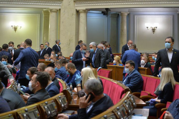 Ранкове пленарне засідання Верховної Ради України.
   
Голова Верховної Ради України Дмитро Разумков відкрив ранкове пленарне засідання. 
Д.Разумков звернувся до народних депутатів з проханням дотримуватися карантинних заходів у сесійній залі. 

Головуючий надав слово для виступу Заступнику Голови Верховної Ради України Олені Кондратюк. На початку виступу Олена Кондратюк звернула увагу на відсутність у сесійній залі однієї з депутатських фракцій - фракції «Батьківщина», яка відсутня через підтвердження у одного з членів фракції наявності симптомів коноравірусу.

