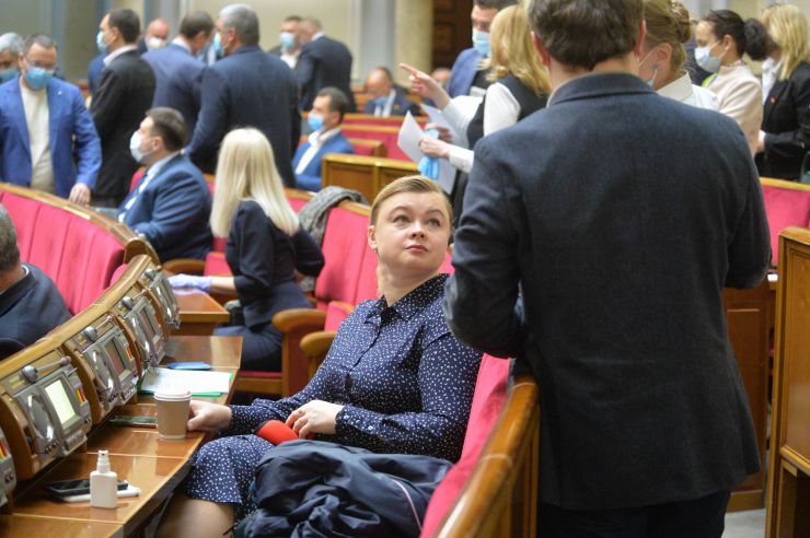 Ранкове пленарне засідання Верховної Ради України.
   
Голова Верховної Ради України Дмитро Разумков відкрив ранкове пленарне засідання. 
Д.Разумков звернувся до народних депутатів з проханням дотримуватися карантинних заходів у сесійній залі. 

Головуючий надав слово для виступу Заступнику Голови Верховної Ради України Олені Кондратюк. На початку виступу Олена Кондратюк звернула увагу на відсутність у сесійній залі однієї з депутатських фракцій - фракції «Батьківщина», яка відсутня через підтвердження у одного з членів фракції наявності симптомів коноравірусу.
