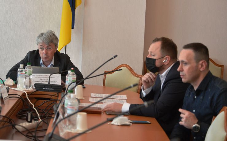 У Комітеті з питань гуманітарної та інформаційної політики відбулася робоча зустріч щодо функціонування державних кіностудій «Укркінохроніка» та «Національна кінематека України»

Зустріч відбулася за результатами виїзного засідання Комітету на кіностудіях 20 травня.

Зокрема, голова Комітету Олександр Ткаченко поінформував, що згідно з інвестиційним договором, укладеним у 2004 році між тодішнім керівництвом «Укркінохроніки» та приватною компанією «Зодча Діадема», практично вся територія підприємства передана забудовнику. І діяльність «Укркінохроніки» загалом, і стан збереження кіноплівок на студії є незадовільними.

