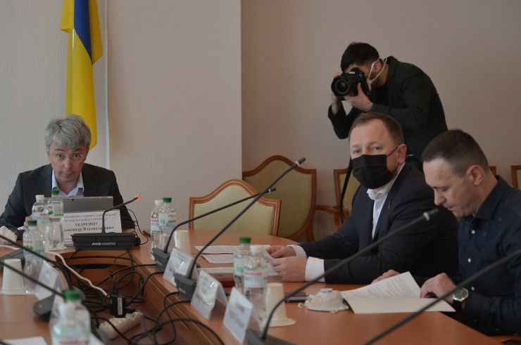 У Комітеті з питань гуманітарної та інформаційної політики відбулася робоча зустріч щодо функціонування державних кіностудій «Укркінохроніка» та «Національна кінематека України»

Зустріч відбулася за результатами виїзного засідання Комітету на кіностудіях 20 травня.

Зокрема, голова Комітету Олександр Ткаченко поінформував, що згідно з інвестиційним договором, укладеним у 2004 році між тодішнім керівництвом «Укркінохроніки» та приватною компанією «Зодча Діадема», практично вся територія підприємства передана забудовнику. І діяльність «Укркінохроніки» загалом, і стан збереження кіноплівок на студії є незадовільними.
