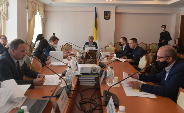 У Комітеті з питань гуманітарної та інформаційної політики відбулася робоча зустріч щодо функціонування державних кіностудій «Укркінохроніка» та «Національна кінематека України»

Зустріч відбулася за результатами виїзного засідання Комітету на кіностудіях 20 травня.

Зокрема, голова Комітету Олександр Ткаченко поінформував, що згідно з інвестиційним договором, укладеним у 2004 році між тодішнім керівництвом «Укркінохроніки» та приватною компанією «Зодча Діадема», практично вся територія підприємства передана забудовнику. І діяльність «Укркінохроніки» загалом, і стан збереження кіноплівок на студії є незадовільними.
