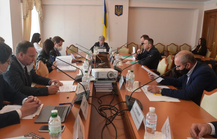 У Комітеті з питань гуманітарної та інформаційної політики відбулася робоча зустріч щодо функціонування державних кіностудій «Укркінохроніка» та «Національна кінематека України»

Зустріч відбулася за результатами виїзного засідання Комітету на кіностудіях 20 травня.

Зокрема, голова Комітету Олександр Ткаченко поінформував, що згідно з інвестиційним договором, укладеним у 2004 році між тодішнім керівництвом «Укркінохроніки» та приватною компанією «Зодча Діадема», практично вся територія підприємства передана забудовнику. І діяльність «Укркінохроніки» загалом, і стан збереження кіноплівок на студії є незадовільними.
