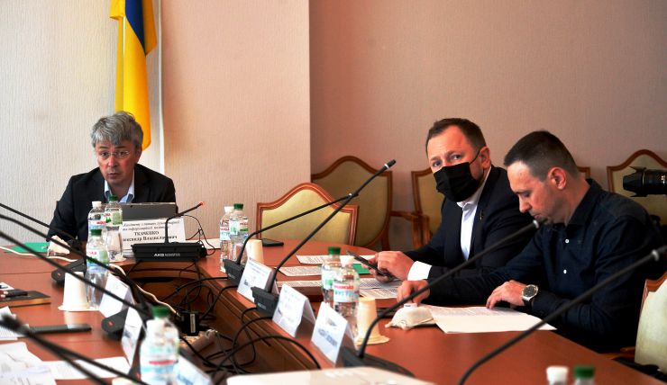 У Комітеті з питань гуманітарної та інформаційної політики відбулася робоча зустріч щодо функціонування державних кіностудій «Укркінохроніка» та «Національна кінематека України»

Зустріч відбулася за результатами виїзного засідання Комітету на кіностудіях 20 травня.

Зокрема, голова Комітету Олександр Ткаченко поінформував, що згідно з інвестиційним договором, укладеним у 2004 році між тодішнім керівництвом «Укркінохроніки» та приватною компанією «Зодча Діадема», практично вся територія підприємства передана забудовнику. І діяльність «Укркінохроніки» загалом, і стан збереження кіноплівок на студії є незадовільними.
