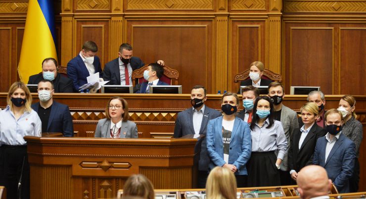 Пленарне засідання Верховної Ради України.

Голова Верховної Ради України Дмитро Разумков відкрив ранкове засідання. 
Дмитро Разумков нагадав, що впродовж півтора тижня пішли з життя народний депутат шістьох скликань Анатолій Матвієнко, народний депутат дев’ятого скликання Валерій Давиденко і учора не стало видатного українського композитора Мирослава Скорика. 
Народні депутати хвилиною мовчання вшанували їх пам’ять.

Прийнято Закон 