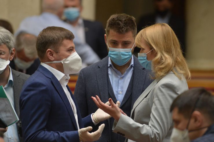 Пленарне засідання Верховної Ради України.

Голова Верховної Ради України Дмитро Разумков відкрив ранкове засідання. 
Дмитро Разумков нагадав, що впродовж півтора тижня пішли з життя народний депутат шістьох скликань Анатолій Матвієнко, народний депутат дев’ятого скликання Валерій Давиденко і учора не стало видатного українського композитора Мирослава Скорика. 
Народні депутати хвилиною мовчання вшанували їх пам’ять.

Прийнято Закон 