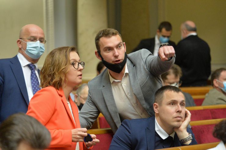 
Ранкове пленарне засідання Верховної Ради України.
   
Голова Верховної Ради України Дмитро Разумков відкрив ранкове засідання. 
Головуючий нагадав, що завтра 6 червня у нашій державі відзначається День журналіста. 

Головуючий нагадав, що у п’ятницю проводиться «година запитань до Уряду». 
У засіданні Верховної Ради беруть участь Прем’єр-міністр України Денис Шмигаль та члени Кабінету Міністрів.

Головуючий надав слово для доповіді Міністру внутрішніх справ Арсену Авакову. 
У своєму виступі Міністр внутрішніх справ поінформував про резонансні кримінальні події в країні останніх днів. На початку виступу він акцентував увагу на фактах замість «пліток та інсинуацій, якими певні політичні сили намагаються заповнити інформаційний простір».
