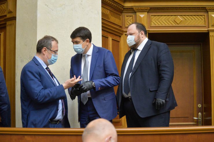 
Ранкове пленарне засідання Верховної Ради України.
   
Голова Верховної Ради України Дмитро Разумков відкрив ранкове засідання. 
Головуючий нагадав, що завтра 6 червня у нашій державі відзначається День журналіста. 

Головуючий нагадав, що у п’ятницю проводиться «година запитань до Уряду». 
У засіданні Верховної Ради беруть участь Прем’єр-міністр України Денис Шмигаль та члени Кабінету Міністрів.

Головуючий надав слово для доповіді Міністру внутрішніх справ Арсену Авакову. 
У своєму виступі Міністр внутрішніх справ поінформував про резонансні кримінальні події в країні останніх днів. На початку виступу він акцентував увагу на фактах замість «пліток та інсинуацій, якими певні політичні сили намагаються заповнити інформаційний простір».

