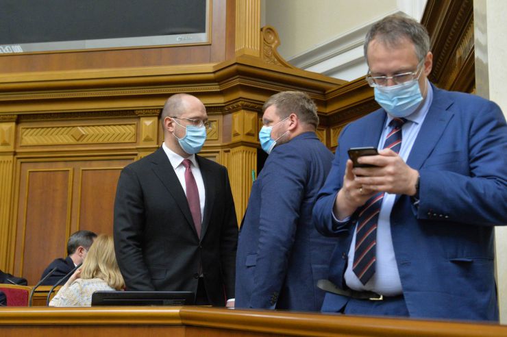 
Ранкове пленарне засідання Верховної Ради України.
   
Голова Верховної Ради України Дмитро Разумков відкрив ранкове засідання. 
Головуючий нагадав, що завтра 6 червня у нашій державі відзначається День журналіста. 

Головуючий нагадав, що у п’ятницю проводиться «година запитань до Уряду». 
У засіданні Верховної Ради беруть участь Прем’єр-міністр України Денис Шмигаль та члени Кабінету Міністрів.

Головуючий надав слово для доповіді Міністру внутрішніх справ Арсену Авакову. 
У своєму виступі Міністр внутрішніх справ поінформував про резонансні кримінальні події в країні останніх днів. На початку виступу він акцентував увагу на фактах замість «пліток та інсинуацій, якими певні політичні сили намагаються заповнити інформаційний простір».
