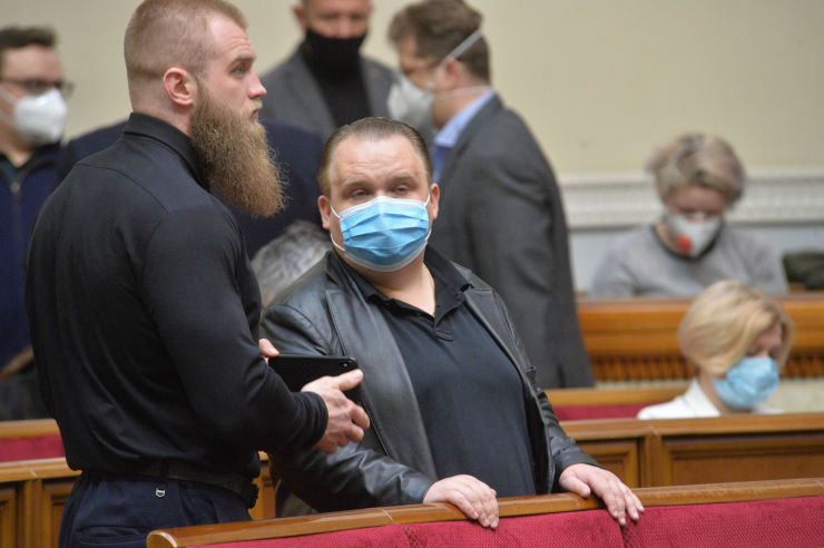 
Ранкове пленарне засідання Верховної Ради України.
   
Голова Верховної Ради України Дмитро Разумков відкрив ранкове засідання. 
Головуючий нагадав, що завтра 6 червня у нашій державі відзначається День журналіста. 

Головуючий нагадав, що у п’ятницю проводиться «година запитань до Уряду». 
У засіданні Верховної Ради беруть участь Прем’єр-міністр України Денис Шмигаль та члени Кабінету Міністрів.

Головуючий надав слово для доповіді Міністру внутрішніх справ Арсену Авакову. 
У своєму виступі Міністр внутрішніх справ поінформував про резонансні кримінальні події в країні останніх днів. На початку виступу він акцентував увагу на фактах замість «пліток та інсинуацій, якими певні політичні сили намагаються заповнити інформаційний простір».
