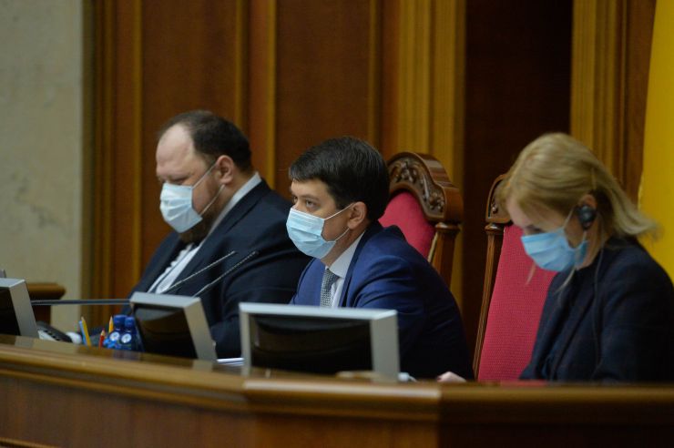 
Ранкове пленарне засідання Верховної Ради України.
   
Голова Верховної Ради України Дмитро Разумков відкрив ранкове засідання. 
Головуючий нагадав, що завтра 6 червня у нашій державі відзначається День журналіста. 

Головуючий нагадав, що у п’ятницю проводиться «година запитань до Уряду». 
У засіданні Верховної Ради беруть участь Прем’єр-міністр України Денис Шмигаль та члени Кабінету Міністрів.

Головуючий надав слово для доповіді Міністру внутрішніх справ Арсену Авакову. 
У своєму виступі Міністр внутрішніх справ поінформував про резонансні кримінальні події в країні останніх днів. На початку виступу він акцентував увагу на фактах замість «пліток та інсинуацій, якими певні політичні сили намагаються заповнити інформаційний простір».
