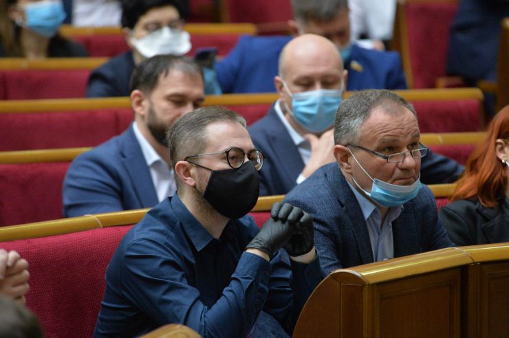 
Ранкове пленарне засідання Верховної Ради України.
   
Голова Верховної Ради України Дмитро Разумков відкрив ранкове засідання. 
Головуючий нагадав, що завтра 6 червня у нашій державі відзначається День журналіста. 

Головуючий нагадав, що у п’ятницю проводиться «година запитань до Уряду». 
У засіданні Верховної Ради беруть участь Прем’єр-міністр України Денис Шмигаль та члени Кабінету Міністрів.

Головуючий надав слово для доповіді Міністру внутрішніх справ Арсену Авакову. 
У своєму виступі Міністр внутрішніх справ поінформував про резонансні кримінальні події в країні останніх днів. На початку виступу він акцентував увагу на фактах замість «пліток та інсинуацій, якими певні політичні сили намагаються заповнити інформаційний простір».
