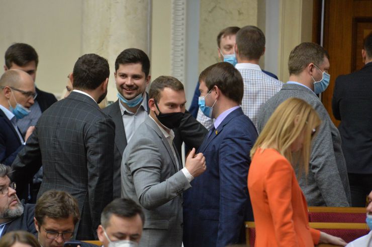 
Ранкове пленарне засідання Верховної Ради України.
   
Голова Верховної Ради України Дмитро Разумков відкрив ранкове засідання. 
Головуючий нагадав, що завтра 6 червня у нашій державі відзначається День журналіста. 

Головуючий нагадав, що у п’ятницю проводиться «година запитань до Уряду». 
У засіданні Верховної Ради беруть участь Прем’єр-міністр України Денис Шмигаль та члени Кабінету Міністрів.

Головуючий надав слово для доповіді Міністру внутрішніх справ Арсену Авакову. 
У своєму виступі Міністр внутрішніх справ поінформував про резонансні кримінальні події в країні останніх днів. На початку виступу він акцентував увагу на фактах замість «пліток та інсинуацій, якими певні політичні сили намагаються заповнити інформаційний простір».
