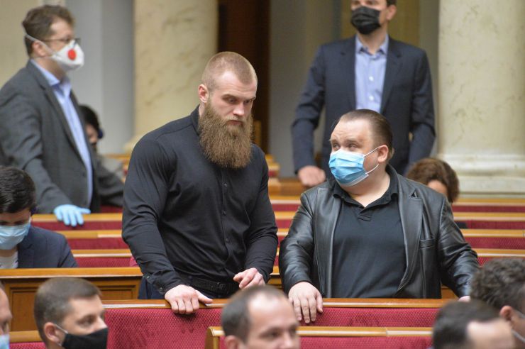 
Ранкове пленарне засідання Верховної Ради України.
   
Голова Верховної Ради України Дмитро Разумков відкрив ранкове засідання. 
Головуючий нагадав, що завтра 6 червня у нашій державі відзначається День журналіста. 

Головуючий нагадав, що у п’ятницю проводиться «година запитань до Уряду». 
У засіданні Верховної Ради беруть участь Прем’єр-міністр України Денис Шмигаль та члени Кабінету Міністрів.

Головуючий надав слово для доповіді Міністру внутрішніх справ Арсену Авакову. 
У своєму виступі Міністр внутрішніх справ поінформував про резонансні кримінальні події в країні останніх днів. На початку виступу він акцентував увагу на фактах замість «пліток та інсинуацій, якими певні політичні сили намагаються заповнити інформаційний простір».
