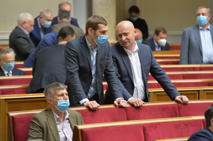 
Ранкове пленарне засідання Верховної Ради України.
   
Голова Верховної Ради України Дмитро Разумков відкрив ранкове засідання. 
Головуючий нагадав, що завтра 6 червня у нашій державі відзначається День журналіста. 

Головуючий нагадав, що у п’ятницю проводиться «година запитань до Уряду». 
У засіданні Верховної Ради беруть участь Прем’єр-міністр України Денис Шмигаль та члени Кабінету Міністрів.

Головуючий надав слово для доповіді Міністру внутрішніх справ Арсену Авакову. 
У своєму виступі Міністр внутрішніх справ поінформував про резонансні кримінальні події в країні останніх днів. На початку виступу він акцентував увагу на фактах замість «пліток та інсинуацій, якими певні політичні сили намагаються заповнити інформаційний простір».
