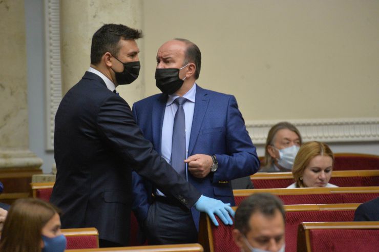 
Ранкове пленарне засідання Верховної Ради України.
   
Голова Верховної Ради України Дмитро Разумков відкрив ранкове засідання. 
Головуючий нагадав, що завтра 6 червня у нашій державі відзначається День журналіста. 

Головуючий нагадав, що у п’ятницю проводиться «година запитань до Уряду». 
У засіданні Верховної Ради беруть участь Прем’єр-міністр України Денис Шмигаль та члени Кабінету Міністрів.

Головуючий надав слово для доповіді Міністру внутрішніх справ Арсену Авакову. 
У своєму виступі Міністр внутрішніх справ поінформував про резонансні кримінальні події в країні останніх днів. На початку виступу він акцентував увагу на фактах замість «пліток та інсинуацій, якими певні політичні сили намагаються заповнити інформаційний простір».
