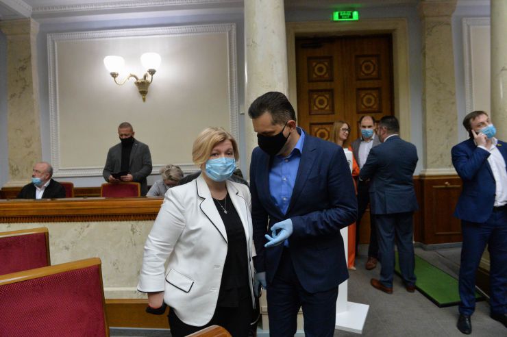 
Ранкове пленарне засідання Верховної Ради України.
   
Голова Верховної Ради України Дмитро Разумков відкрив ранкове засідання. 
Головуючий нагадав, що завтра 6 червня у нашій державі відзначається День журналіста. 

Головуючий нагадав, що у п’ятницю проводиться «година запитань до Уряду». 
У засіданні Верховної Ради беруть участь Прем’єр-міністр України Денис Шмигаль та члени Кабінету Міністрів.

Головуючий надав слово для доповіді Міністру внутрішніх справ Арсену Авакову. 
У своєму виступі Міністр внутрішніх справ поінформував про резонансні кримінальні події в країні останніх днів. На початку виступу він акцентував увагу на фактах замість «пліток та інсинуацій, якими певні політичні сили намагаються заповнити інформаційний простір».
