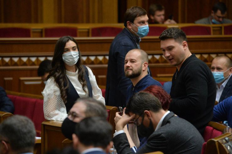 
Ранкове пленарне засідання Верховної Ради України.
   
Голова Верховної Ради України Дмитро Разумков відкрив ранкове засідання. 
Головуючий нагадав, що завтра 6 червня у нашій державі відзначається День журналіста. 

Головуючий нагадав, що у п’ятницю проводиться «година запитань до Уряду». 
У засіданні Верховної Ради беруть участь Прем’єр-міністр України Денис Шмигаль та члени Кабінету Міністрів.

Головуючий надав слово для доповіді Міністру внутрішніх справ Арсену Авакову. 
У своєму виступі Міністр внутрішніх справ поінформував про резонансні кримінальні події в країні останніх днів. На початку виступу він акцентував увагу на фактах замість «пліток та інсинуацій, якими певні політичні сили намагаються заповнити інформаційний простір».

