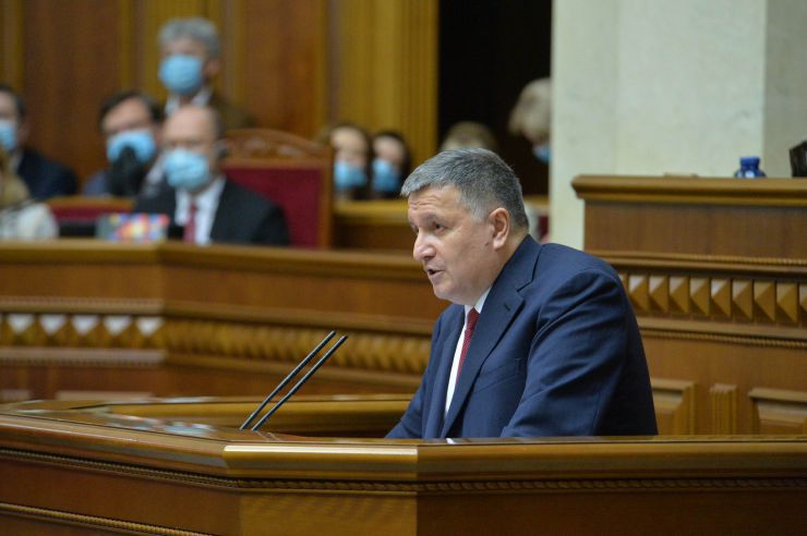 
Ранкове пленарне засідання Верховної Ради України.
   
Голова Верховної Ради України Дмитро Разумков відкрив ранкове засідання. 
Головуючий нагадав, що завтра 6 червня у нашій державі відзначається День журналіста. 

Головуючий нагадав, що у п’ятницю проводиться «година запитань до Уряду». 
У засіданні Верховної Ради беруть участь Прем’єр-міністр України Денис Шмигаль та члени Кабінету Міністрів.

Головуючий надав слово для доповіді Міністру внутрішніх справ Арсену Авакову. 
У своєму виступі Міністр внутрішніх справ поінформував про резонансні кримінальні події в країні останніх днів. На початку виступу він акцентував увагу на фактах замість «пліток та інсинуацій, якими певні політичні сили намагаються заповнити інформаційний простір».
