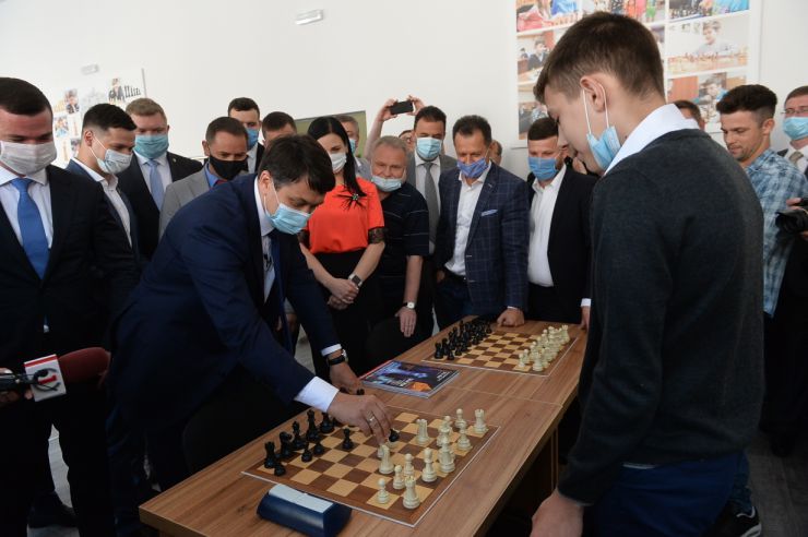 Робоча поїздка  Голови Верховної Ради України Дмитра РАЗУМКОВА до Закарпатської області.
м. Мукачево. 
Урочисте відкриття оновленого комунального закладу «Палац культури і мистецтв». Разумков вручив годинник Вадиму Петровському - чемпіону України з шахів до 12 років 
