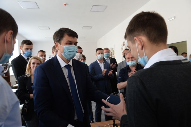 Робоча поїздка  Голови Верховної Ради України Дмитра РАЗУМКОВА до Закарпатської області.
м. Мукачево. 
Урочисте відкриття оновленого комунального закладу «Палац культури і мистецтв». Разумков вручив годинник Вадиму Петровському - чемпіону України з шахів до 12 років  
