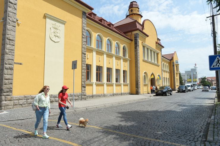 Робоча поїздка  Голови Верховної Ради України Дмитра РАЗУМКОВА до Закарпатської області.
м. Мукачево. 
Урочисте відкриття оновленого комунального закладу «Палац культури і мистецтв» 
