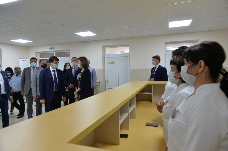 Робоча поїздка  Голови Верховної Ради України Дмитра РАЗУМКОВА до Закарпатської області.
м. Мукачево. 
Відкриття реконструйованого приміщення поліклінічного відділення КНП «Мукачівська ЦРЛ». Огляд комунального підприємства після проведеної реконструкції. Спілкування з медичними працівниками.
