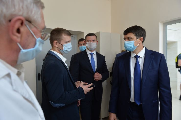 Робоча поїздка  Голови Верховної Ради України Дмитра РАЗУМКОВА до Закарпатської області.
м. Мукачево. 
Відкриття реконструйованого приміщення поліклінічного відділення КНП «Мукачівська ЦРЛ». Огляд комунального підприємства після проведеної реконструкції. Спілкування з медичними працівниками.

