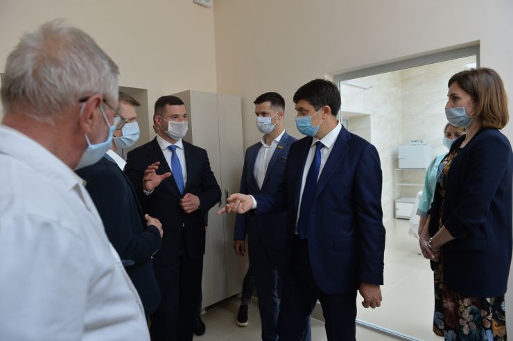 Робоча поїздка  Голови Верховної Ради України Дмитра РАЗУМКОВА до Закарпатської області.
м. Мукачево. 
Відкриття реконструйованого приміщення поліклінічного відділення КНП «Мукачівська ЦРЛ». Огляд комунального підприємства після проведеної реконструкції. Спілкування з медичними працівниками.
