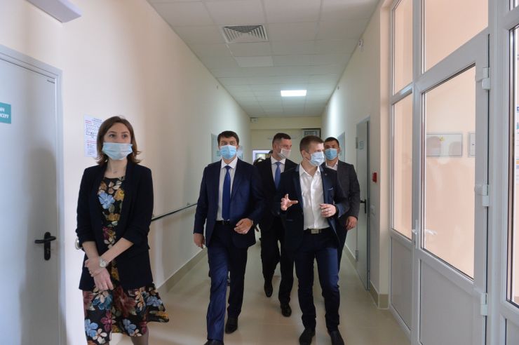 Робоча поїздка  Голови Верховної Ради України Дмитра РАЗУМКОВА до Закарпатської області.
м. Мукачево. 
Відкриття реконструйованого приміщення поліклінічного відділення КНП «Мукачівська ЦРЛ». Огляд комунального підприємства після проведеної реконструкції. Спілкування з медичними працівниками.
