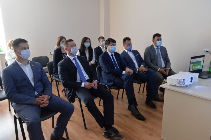 Робоча поїздка  Голови Верховної Ради України Дмитра РАЗУМКОВА до Закарпатської області.
м. Мукачево. 
Відкриття реконструйованого приміщення поліклінічного відділення КНП «Мукачівська ЦРЛ». Огляд комунального підприємства після проведеної реконструкції. Спілкування з медичними працівниками.
