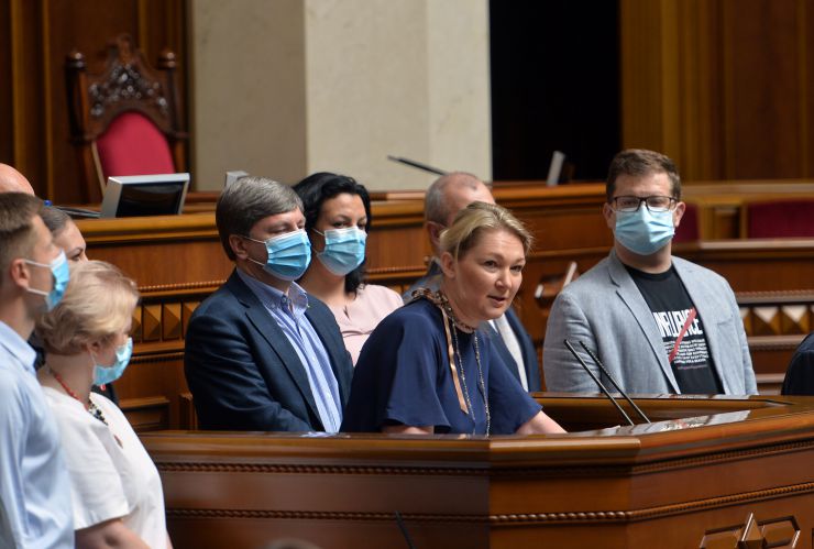 
Ранкове пленарне засідання Верховної Ради України

Народні депутати продовжили розгляд у першому читанні проекту Закону про внесення змін до деяких законодавчих актів України щодо запровадження на ринку природного газу обліку та розрахунків за обсягом газу в одиницях енергії №2553.
Головуючий нагадав, що законопроект обговорено і залишилося лише голосування.
281 голосом законопроект прийнято за основу.
Верховна Рада 334 голосами «за» прийняла у другому читанні і в цілому проекту Закону про внесення змін до Закону України 