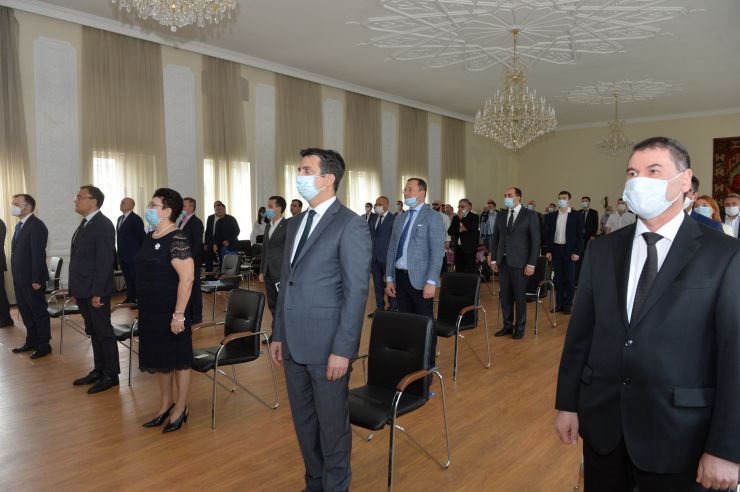 15 червня, в Азербайджані відзначається державне свято - День національного порятунку. В цей день, рівно 27 років тому, загальнонаціональний лідер Гейдар Алієв повернувся до політичного керівництва країною і з цього моменту почався новий етап відродження Азербайджану. Як повідомляє кореспондент, цю дату присвячена науково-практична конференція «Ми всі - азербайджанці», організована Посольством Азербайджанської Республіки в Україні.
В рамках науково-практичної конференції відбулася презентація тритомника про життя і діяльності Гейдара Алієва. Книги видані на трьох мовах: російській, азербайджанському та англійською.
Автором книги є Надзвичайний і Повноважний Посол Азербайджанської Республіки в Україні Ельміра Ахундова.
Посол підкреслила, що Гейдар Алієв був 