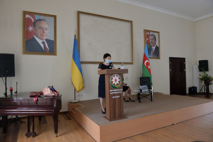15 червня, в Азербайджані відзначається державне свято - День національного порятунку. В цей день, рівно 27 років тому, загальнонаціональний лідер Гейдар Алієв повернувся до політичного керівництва країною і з цього моменту почався новий етап відродження Азербайджану. Як повідомляє кореспондент, цю дату присвячена науково-практична конференція «Ми всі - азербайджанці», організована Посольством Азербайджанської Республіки в Україні.
В рамках науково-практичної конференції відбулася презентація тритомника про життя і діяльності Гейдара Алієва. Книги видані на трьох мовах: російській, азербайджанському та англійською.
Автором книги є Надзвичайний і Повноважний Посол Азербайджанської Республіки в Україні Ельміра Ахундова.
Посол підкреслила, що Гейдар Алієв був 