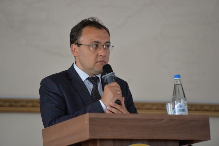 15 червня, в Азербайджані відзначається державне свято - День національного порятунку. В цей день, рівно 27 років тому, загальнонаціональний лідер Гейдар Алієв повернувся до політичного керівництва країною і з цього моменту почався новий етап відродження Азербайджану. Як повідомляє кореспондент, цю дату присвячена науково-практична конференція «Ми всі - азербайджанці», організована Посольством Азербайджанської Республіки в Україні.
В рамках науково-практичної конференції відбулася презентація тритомника про життя і діяльності Гейдара Алієва. Книги видані на трьох мовах: російській, азербайджанському та англійською.
Автором книги є Надзвичайний і Повноважний Посол Азербайджанської Республіки в Україні Ельміра Ахундова.
Посол підкреслила, що Гейдар Алієв був 