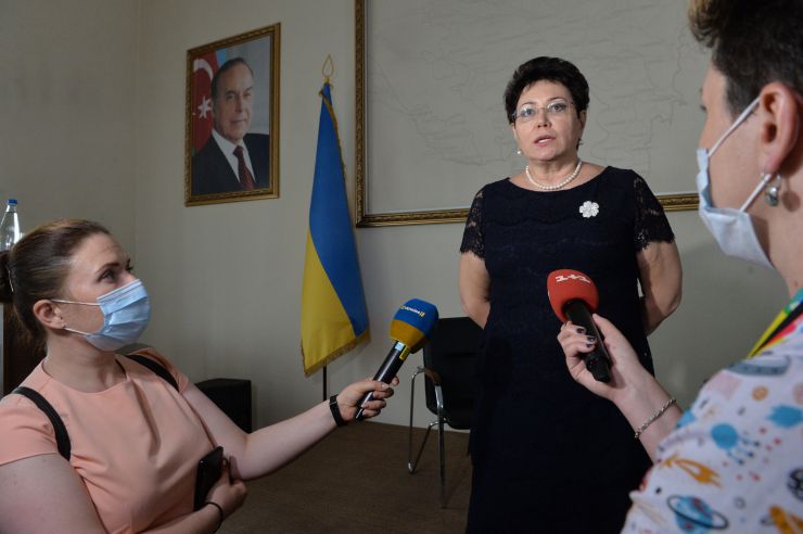 15 червня, в Азербайджані відзначається державне свято - День національного порятунку. В цей день, рівно 27 років тому, загальнонаціональний лідер Гейдар Алієв повернувся до політичного керівництва країною і з цього моменту почався новий етап відродження Азербайджану. Як повідомляє кореспондент, цю дату присвячена науково-практична конференція «Ми всі - азербайджанці», організована Посольством Азербайджанської Республіки в Україні.
В рамках науково-практичної конференції відбулася презентація тритомника про життя і діяльності Гейдара Алієва. Книги видані на трьох мовах: російській, азербайджанському та англійською.
Автором книги є Надзвичайний і Повноважний Посол Азербайджанської Республіки в Україні Ельміра Ахундова.
Посол підкреслила, що Гейдар Алієв був 