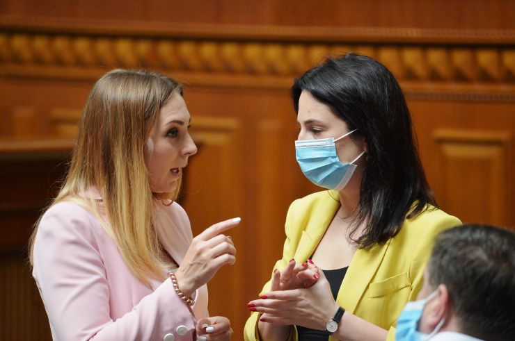 Пленарне засідання Верховної Ради України.

Голова Верховної Ради України Дмитро Разумков відкрив ранкове засідання. 
Під час виступу народного депутата Соломії Бобровської на її пропозицію народні депутати хвилиною мовчання вшанували пам’ять активістки Катерини Гандзюк.

Народні депутати приступили до розгляду питань порядку денного. 
Вони розглядають правки до підготовленого до другого читання проекту Закону про внесення змін до Земельного кодексу України та інших законодавчих актів щодо планування використання земель №2280. 
320 голосами «за» народні депутати за наслідками розгляду прийняли законопроект у другому читанні і в цілому.

Заслухавши та обговоривши звіт Тимчасової слідчої комісії Верховної Ради України для проведення розслідування відомостей щодо нападів на Катерину Гандзюк та інших громадських активістів, Верховна Рада України 307 голосами «за» прийняла Постанову №3634, якою Звіт ТСК взяла до відома. Аліна Загоруйко Ірина Борзова СН
