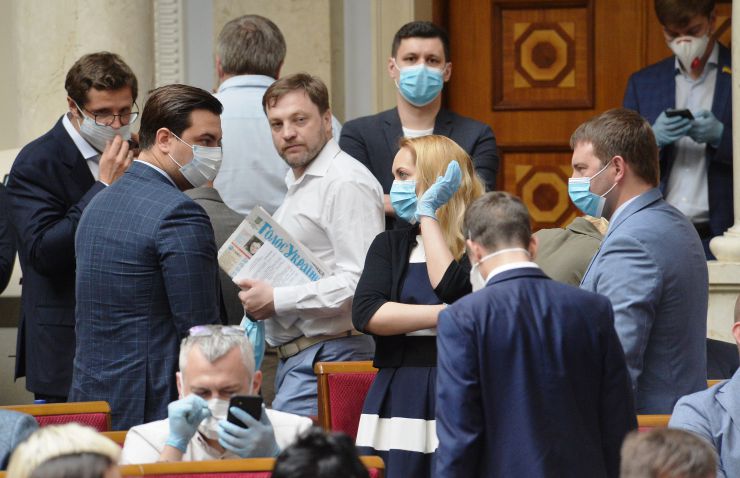 Пленарне засідання Верховної Ради України.

Голова Верховної Ради України Дмитро Разумков відкрив ранкове засідання. 
Під час виступу народного депутата Соломії Бобровської на її пропозицію народні депутати хвилиною мовчання вшанували пам’ять активістки Катерини Гандзюк.

Народні депутати приступили до розгляду питань порядку денного. 
Вони розглядають правки до підготовленого до другого читання проекту Закону про внесення змін до Земельного кодексу України та інших законодавчих актів щодо планування використання земель №2280. 
320 голосами «за» народні депутати за наслідками розгляду прийняли законопроект у другому читанні і в цілому.

Заслухавши та обговоривши звіт Тимчасової слідчої комісії Верховної Ради України для проведення розслідування відомостей щодо нападів на Катерину Гандзюк та інших громадських активістів, Верховна Рада України 307 голосами «за» прийняла Постанову №3634, якою Звіт ТСК взяла до відома. У центрі Дмитро Наталуха , Денис Монастирський
