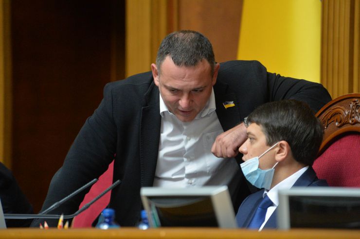 Голова Верховної Ради України Дмитро Разумков відкрив ранкове засідання. 
Головуючий нагадав, що до повноважень Верховної Ради належить розгляд та прийняття рішення щодо схвалення Програми діяльності Кабінету Міністрів. 
Головуючий поінформував про порядок розгляду питання і надав слово для виступу Прем'єр-міністру України Денис Шмигалю, який представив Програму діяльності Кабінету Міністрів України.
За результатами обговорення головуючий поставив на голосування проект Постанови про Програму діяльності Кабінету Міністрів України. Народні депутати не підтримали проект Постанови («за» - 207 голосів).
Максим Бужанський –СН, Голова ВР Дмитро Разумков
