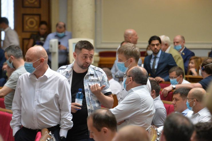 Голова Верховної Ради України Дмитро Разумков відкрив ранкове засідання. 
Головуючий нагадав, що до повноважень Верховної Ради належить розгляд та прийняття рішення щодо схвалення Програми діяльності Кабінету Міністрів. 
Головуючий поінформував про порядок розгляду питання і надав слово для виступу Прем'єр-міністру України Денис Шмигалю, який представив Програму діяльності Кабінету Міністрів України.
За результатами обговорення головуючий поставив на голосування проект Постанови про Програму діяльності Кабінету Міністрів України. Народні депутати не підтримали проект Постанови («за» - 207 голосів).
в центрі Давид Арахамія – СН
