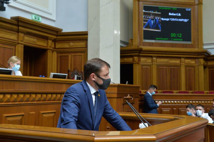 Пленарне засідання Верховної Ради України.

Головуючий запропонував розглянути сьогодні проект Закону про внесення змін до деяких законів України щодо окремих питань завершення 2019/2020 навчального року №3669. Він зазначив, що це пропозиція депутатських фракцій і груп. 
296 голосами пропозиція була підтримана.
Наступним голосуванням 300 голосами законопроект було включено до порядку денного. 
Законопроект доповів Представник Президента України у Верховній Раді Руслан Стефанчук. Він зазначив, що метою і завданням прийняття цього законопроекту є мінімізація ризиків захворювання на коронавірусну хворобу (COVID-19) під час оцінювання результатів навчання учнів (студентів), які завершують здобуття повної загальної середньої освіти, та уможливлення отримання ними в установленому законодавством порядку документів про здобуття повної загальної середньої освіти.
Проект передбачає зміну норми Закону України «Про освіту» щодо визначення Урядом в умовах карантину тривалості навчального року, а також надання учням (студентам), які завершують здобуття повної загальної середньої освіти, права вибору виду оцінювання їхніх результатів навчання - шляхом річного оцінювання, або державної підсумкової атестації, або державної підсумкової атестації у формі зовнішнього незалежного оцінювання.
Р.Стефанчук звернувся до народних депутатів з проханням прийняти законопроект за основу і в цілому. 
Голова Комітету з питань освіти, науки та інновацій Сергій Бабак доповів рішення Комітету, який рекомендує Верховній Раді прийняти законопроект за основу та в цілому. 
Народні депутати взяли участь обговоренні законопроекту. 
356 голосами «за» законопроект було прийнято за основу та в цілому.
