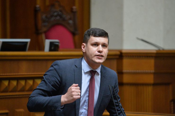 Пленарне засідання Верховної Ради України.

Головуючий запропонував розглянути сьогодні проект Закону про внесення змін до деяких законів України щодо окремих питань завершення 2019/2020 навчального року №3669. Він зазначив, що це пропозиція депутатських фракцій і груп. 
296 голосами пропозиція була підтримана.
Наступним голосуванням 300 голосами законопроект було включено до порядку денного. 
Законопроект доповів Представник Президента України у Верховній Раді Руслан Стефанчук. Він зазначив, що метою і завданням прийняття цього законопроекту є мінімізація ризиків захворювання на коронавірусну хворобу (COVID-19) під час оцінювання результатів навчання учнів (студентів), які завершують здобуття повної загальної середньої освіти, та уможливлення отримання ними в установленому законодавством порядку документів про здобуття повної загальної середньої освіти.
Проект передбачає зміну норми Закону України «Про освіту» щодо визначення Урядом в умовах карантину тривалості навчального року, а також надання учням (студентам), які завершують здобуття повної загальної середньої освіти, права вибору виду оцінювання їхніх результатів навчання - шляхом річного оцінювання, або державної підсумкової атестації, або державної підсумкової атестації у формі зовнішнього незалежного оцінювання.
Р.Стефанчук звернувся до народних депутатів з проханням прийняти законопроект за основу і в цілому. 
Голова Комітету з питань освіти, науки та інновацій Сергій Бабак доповів рішення Комітету, який рекомендує Верховній Раді прийняти законопроект за основу та в цілому. 
Народні депутати взяли участь обговоренні законопроекту. 
356 голосами «за» законопроект було прийнято за основу та в цілому.
Грищук Р.
