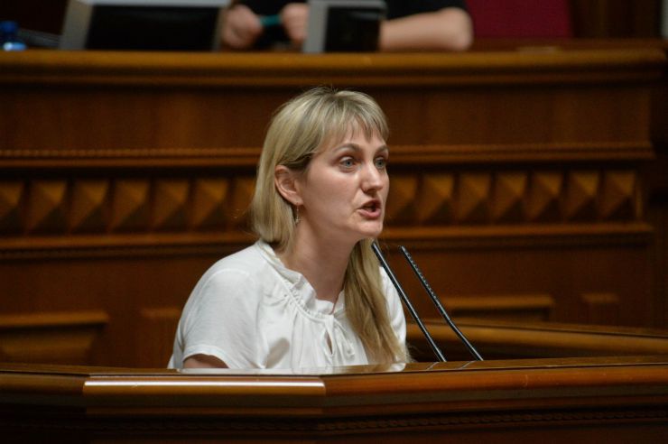Пленарне засідання Верховної Ради України.

Головуючий запропонував розглянути сьогодні проект Закону про внесення змін до деяких законів України щодо окремих питань завершення 2019/2020 навчального року №3669. Він зазначив, що це пропозиція депутатських фракцій і груп. 
296 голосами пропозиція була підтримана.
Наступним голосуванням 300 голосами законопроект було включено до порядку денного. 
Законопроект доповів Представник Президента України у Верховній Раді Руслан Стефанчук. Він зазначив, що метою і завданням прийняття цього законопроекту є мінімізація ризиків захворювання на коронавірусну хворобу (COVID-19) під час оцінювання результатів навчання учнів (студентів), які завершують здобуття повної загальної середньої освіти, та уможливлення отримання ними в установленому законодавством порядку документів про здобуття повної загальної середньої освіти.
Проект передбачає зміну норми Закону України «Про освіту» щодо визначення Урядом в умовах карантину тривалості навчального року, а також надання учням (студентам), які завершують здобуття повної загальної середньої освіти, права вибору виду оцінювання їхніх результатів навчання - шляхом річного оцінювання, або державної підсумкової атестації, або державної підсумкової атестації у формі зовнішнього незалежного оцінювання.
Р.Стефанчук звернувся до народних депутатів з проханням прийняти законопроект за основу і в цілому. 
Голова Комітету з питань освіти, науки та інновацій Сергій Бабак доповів рішення Комітету, який рекомендує Верховній Раді прийняти законопроект за основу та в цілому. 
Народні депутати взяли участь обговоренні законопроекту. 
356 голосами «за» законопроект було прийнято за основу та в цілому.
Піпа Н.
