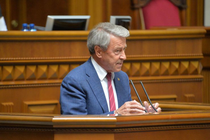 Пленарне засідання Верховної Ради України.

Головуючий запропонував розглянути сьогодні проект Закону про внесення змін до деяких законів України щодо окремих питань завершення 2019/2020 навчального року №3669. Він зазначив, що це пропозиція депутатських фракцій і груп. 
296 голосами пропозиція була підтримана.
Наступним голосуванням 300 голосами законопроект було включено до порядку денного. 
Законопроект доповів Представник Президента України у Верховній Раді Руслан Стефанчук. Він зазначив, що метою і завданням прийняття цього законопроекту є мінімізація ризиків захворювання на коронавірусну хворобу (COVID-19) під час оцінювання результатів навчання учнів (студентів), які завершують здобуття повної загальної середньої освіти, та уможливлення отримання ними в установленому законодавством порядку документів про здобуття повної загальної середньої освіти.
Проект передбачає зміну норми Закону України «Про освіту» щодо визначення Урядом в умовах карантину тривалості навчального року, а також надання учням (студентам), які завершують здобуття повної загальної середньої освіти, права вибору виду оцінювання їхніх результатів навчання - шляхом річного оцінювання, або державної підсумкової атестації, або державної підсумкової атестації у формі зовнішнього незалежного оцінювання.
Р.Стефанчук звернувся до народних депутатів з проханням прийняти законопроект за основу і в цілому. 
Голова Комітету з питань освіти, науки та інновацій Сергій Бабак доповів рішення Комітету, який рекомендує Верховній Раді прийняти законопроект за основу та в цілому. 
Народні депутати взяли участь обговоренні законопроекту. 
356 голосами «за» законопроект було прийнято за основу та в цілому.
Кириленко
