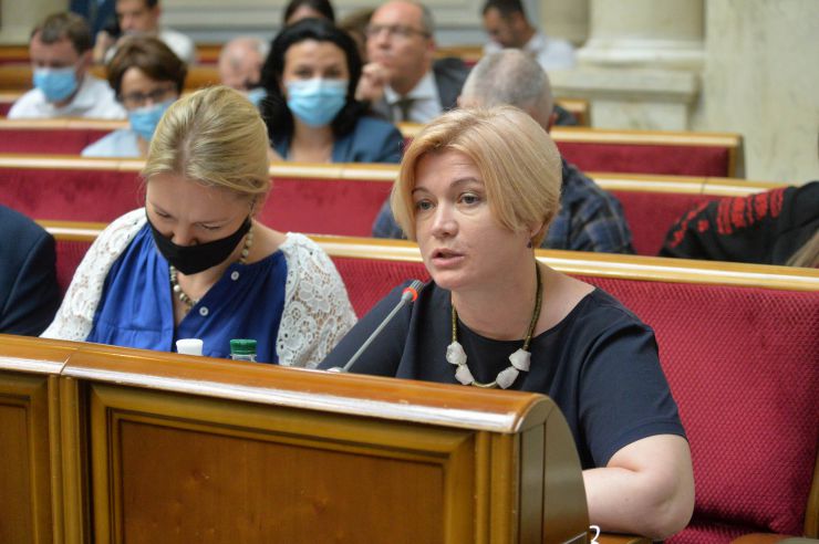 Пленарне засідання Верховної Ради України.

Головуючий запропонував розглянути сьогодні проект Закону про внесення змін до деяких законів України щодо окремих питань завершення 2019/2020 навчального року №3669. Він зазначив, що це пропозиція депутатських фракцій і груп. 
296 голосами пропозиція була підтримана.
Наступним голосуванням 300 голосами законопроект було включено до порядку денного. 
Законопроект доповів Представник Президента України у Верховній Раді Руслан Стефанчук. Він зазначив, що метою і завданням прийняття цього законопроекту є мінімізація ризиків захворювання на коронавірусну хворобу (COVID-19) під час оцінювання результатів навчання учнів (студентів), які завершують здобуття повної загальної середньої освіти, та уможливлення отримання ними в установленому законодавством порядку документів про здобуття повної загальної середньої освіти.
Проект передбачає зміну норми Закону України «Про освіту» щодо визначення Урядом в умовах карантину тривалості навчального року, а також надання учням (студентам), які завершують здобуття повної загальної середньої освіти, права вибору виду оцінювання їхніх результатів навчання - шляхом річного оцінювання, або державної підсумкової атестації, або державної підсумкової атестації у формі зовнішнього незалежного оцінювання.
Р.Стефанчук звернувся до народних депутатів з проханням прийняти законопроект за основу і в цілому. 
Голова Комітету з питань освіти, науки та інновацій Сергій Бабак доповів рішення Комітету, який рекомендує Верховній Раді прийняти законопроект за основу та в цілому. 
Народні депутати взяли участь обговоренні законопроекту. 
356 голосами «за» законопроект було прийнято за основу та в цілому.
Геращенко
