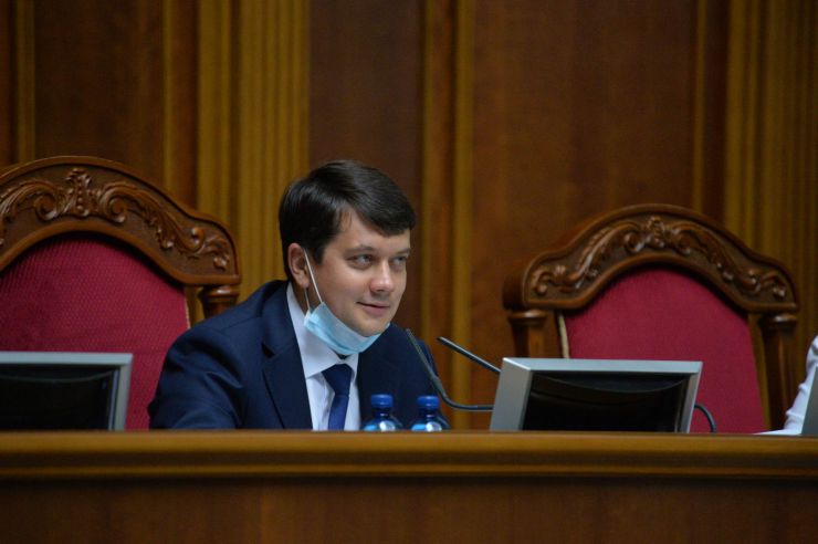 Пленарне засідання Верховної Ради України.

Головуючий запропонував розглянути сьогодні проект Закону про внесення змін до деяких законів України щодо окремих питань завершення 2019/2020 навчального року №3669. Він зазначив, що це пропозиція депутатських фракцій і груп. 
296 голосами пропозиція була підтримана.
Наступним голосуванням 300 голосами законопроект було включено до порядку денного. 
Законопроект доповів Представник Президента України у Верховній Раді Руслан Стефанчук. Він зазначив, що метою і завданням прийняття цього законопроекту є мінімізація ризиків захворювання на коронавірусну хворобу (COVID-19) під час оцінювання результатів навчання учнів (студентів), які завершують здобуття повної загальної середньої освіти, та уможливлення отримання ними в установленому законодавством порядку документів про здобуття повної загальної середньої освіти.
Проект передбачає зміну норми Закону України «Про освіту» щодо визначення Урядом в умовах карантину тривалості навчального року, а також надання учням (студентам), які завершують здобуття повної загальної середньої освіти, права вибору виду оцінювання їхніх результатів навчання - шляхом річного оцінювання, або державної підсумкової атестації, або державної підсумкової атестації у формі зовнішнього незалежного оцінювання.
Р.Стефанчук звернувся до народних депутатів з проханням прийняти законопроект за основу і в цілому. 
Голова Комітету з питань освіти, науки та інновацій Сергій Бабак доповів рішення Комітету, який рекомендує Верховній Раді прийняти законопроект за основу та в цілому. 
Народні депутати взяли участь обговоренні законопроекту. 
356 голосами «за» законопроект було прийнято за основу та в цілому.
Разумков