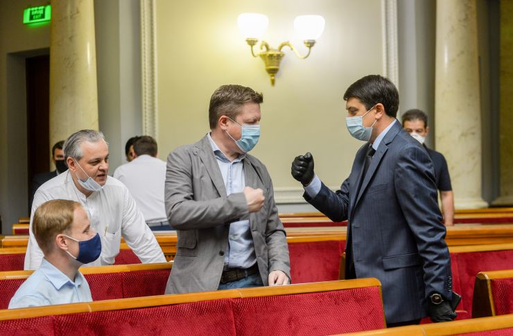 Ранкове пленарне засідання Верховної Ради України

Голова Верховної Ради України Дмитро Разумков відкрив ранкове засідання.
Головуючий нагадав, що у п’ятницю проводиться «година запитань до Уряду». 
У засіданні Верховної Ради беруть участь Прем’єр-міністр України Денис Шмигаль та члени Кабінету Міністрів.
Головуючий надав слово для доповіді Міністру фінансів Сергію Марченку, який доповів про використання коштів Державного бюджету на заходи з протидії поширенню коронавірусу в Україні.
Виконуюча обов’язки Міністра освіти Любомира Мандзій доповідає про організацію та проведення зовнішнього незалежного оцінювання в Україні у 2020 році.

Головуючий повідомив, що Прем’єр-міністр Денис Шмигаль вніс до Верховної Ради подання на призначення Абрамовського Р. Р. Міністром захисту довкілля та природних ресурсів України.
Головуючий поставив на голосування проект Постанови №3586 про призначення Абрамовського Р.Р. Міністром захисту довкілля та природних ресурсів України. 
264 голосами «за» проект Постанови було прийнято. 
Роман Абрамовський склав присягу члена Кабінету Міністрів.
Разумков