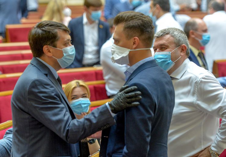 Ранкове пленарне засідання Верховної Ради України

Голова Верховної Ради України Дмитро Разумков відкрив ранкове засідання.
Головуючий нагадав, що у п’ятницю проводиться «година запитань до Уряду». 
У засіданні Верховної Ради беруть участь Прем’єр-міністр України Денис Шмигаль та члени Кабінету Міністрів.
Головуючий надав слово для доповіді Міністру фінансів Сергію Марченку, який доповів про використання коштів Державного бюджету на заходи з протидії поширенню коронавірусу в Україні.
Виконуюча обов’язки Міністра освіти Любомира Мандзій доповідає про організацію та проведення зовнішнього незалежного оцінювання в Україні у 2020 році.

Головуючий повідомив, що Прем’єр-міністр Денис Шмигаль вніс до Верховної Ради подання на призначення Абрамовського Р. Р. Міністром захисту довкілля та природних ресурсів України.
Головуючий поставив на голосування проект Постанови №3586 про призначення Абрамовського Р.Р. Міністром захисту довкілля та природних ресурсів України. 
264 голосами «за» проект Постанови було прийнято. 
Роман Абрамовський склав присягу члена Кабінету Міністрів.
Разумков