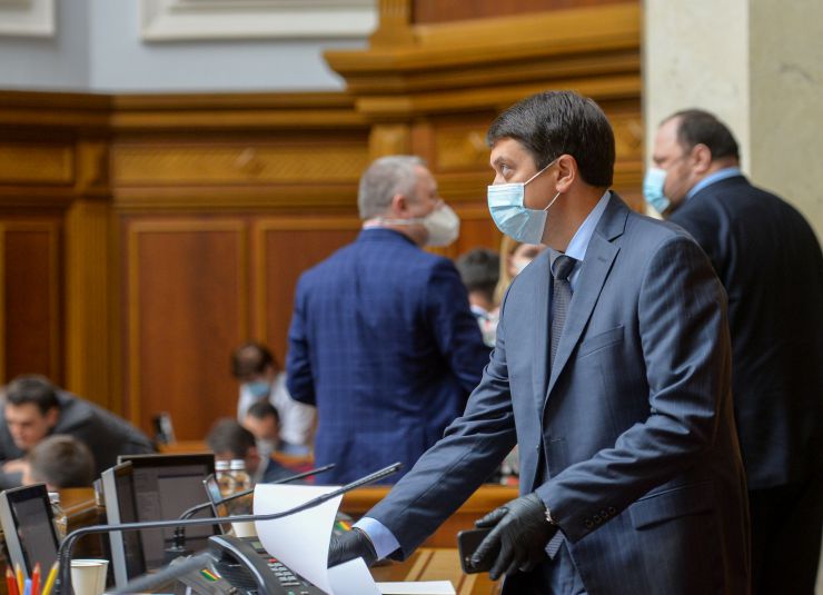 Ранкове пленарне засідання Верховної Ради України

Голова Верховної Ради України Дмитро Разумков відкрив ранкове засідання.
Головуючий нагадав, що у п’ятницю проводиться «година запитань до Уряду». 
У засіданні Верховної Ради беруть участь Прем’єр-міністр України Денис Шмигаль та члени Кабінету Міністрів.
Головуючий надав слово для доповіді Міністру фінансів Сергію Марченку, який доповів про використання коштів Державного бюджету на заходи з протидії поширенню коронавірусу в Україні.
Виконуюча обов’язки Міністра освіти Любомира Мандзій доповідає про організацію та проведення зовнішнього незалежного оцінювання в Україні у 2020 році.

Головуючий повідомив, що Прем’єр-міністр Денис Шмигаль вніс до Верховної Ради подання на призначення Абрамовського Р. Р. Міністром захисту довкілля та природних ресурсів України.
Головуючий поставив на голосування проект Постанови №3586 про призначення Абрамовського Р.Р. Міністром захисту довкілля та природних ресурсів України. 
264 голосами «за» проект Постанови було прийнято. 
Роман Абрамовський склав присягу члена Кабінету Міністрів.
Разумков